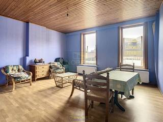 <strong>CENTRAAL GELEGEN</strong> woning met <strong>HANDELSRUIMTE</strong> bevindt zich in een rustige zijstraat van het <strong>LEVENDIGE CENTRUM VAN BRAKEL</strong> en biedt een uitstekende kans voor wie op zoek is naar een <strong>RENOVATIEPROJECT MET TAL VAN MOGELIJKHEDEN</strong>. Het pand omvat momenteel een <strong>HANDELSRUIMTE OP HET GELIJKVLOERS</strong>, een ruime stockageruimte aan de achterzijde, een woongedeelte met <strong>TWEE SLAAPKAMERS</strong>, een te installeren keuken en een <strong>INRICHTBARE ZOLDERVERDIEPING</strong>. Bovendien beschikt de woning over een praktische kelder. Dankzij de ligging <strong>OP WANDELAFSTAND</strong> van winkels, openbaar vervoer en voorzieningen, is dit een interessante locatie voor zowel <strong>ZELFSTANDIGEN ALS INVESTEERDERS</strong>. Laat uw creativiteit de vrije loop en maak van deze eigendom een rendabele combinatie van <strong>WONEN EN WERKEN</strong>.<br /><br />Interesse? Breng snel een bezoek aan deze <strong>OPPORTUNITEIT</strong> in de Stationsstraat 15 te Brakel – bieden kan <strong>VANAF €115.000</strong>.<br /><br />Adres: Stationsstraat 15 te Brakel<br /><br />Renovatieplicht van toepassing.