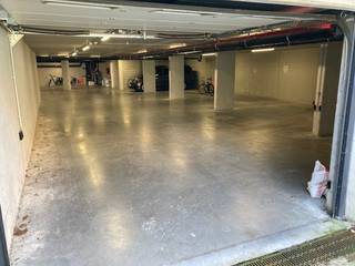 In de Dreefstraat in Heverlee, op een steenworp van de Naamsepoort, bevindt zich deze ondergrondse en inpandige autostaanplaats in een recent en verzorgd gebouw. De ligging is bijzonder gunstig, met een vlotte verbinding naar het centrum van Leuven, de invalswegen en het openbaar vervoer. Winkels, kantoren en andere voorzieningen bevinden zich in de onmiddellijke omgeving, wat deze parkeerplaats uitermate geschikt maakt voor zowel buurtbewoners als pendelaars.<br />Bovendien is ook de naastgelegen parkeerplaats, plaats 6, onder dezelfde voorwaarden te huur. Dit biedt een interessante opportuniteit voor wie op zoek is naar een tweede staanplaats of extra ruimte voor bijvoorbeeld een gezinswagen of bedrijfsvoertuig.<br />Voor meer informatie of een bezoek ter plaatse kan u ons steeds contacteren.