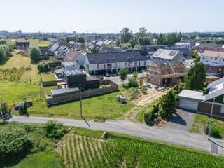 Op dit ruime villapercelenvan 676 m² krijg je alle vrijheid om jouw ideale thuis te realiseren. Dankzij de flexibele stedenbouwkundige voorschriften, met mogelijkheden voor één of twee bouwlagen en een vlak of hellend dak, ontwerp je een woning die perfect aansluit bij jouw woonwensen.
Hier bouw je geen standaardwoning, maar een thuis die volledig afgestemd is op jouw manier van leven. Samen met Hyboma werk je een woning op maat uit, in de stijl die bij jou past en met de vrijheid om een eigen architect te kiezen.
Dankzij de huidige energienormen en duurzame bouwtechnieken woon je comfortabel, toekomstgericht en energiezuinig.
In Roeselare woon je net buiten het centrum, in een aangename woonomgeving met alle dagelijkse voorzieningen binnen handbereik. Voor boodschappen, scholen, sportclubs en lokale handelaars hoef je nooit ver te rijden. Centrum Roeselare bereik je vlot in ongeveer 10 minuten fietsen.
Zie jij jezelf hier al wonen? Contacteer nieuwbouwadviseur Kristof voor meer informatie of maak een afspraak om de mogelijkheden van dit perceel te ontdekken.