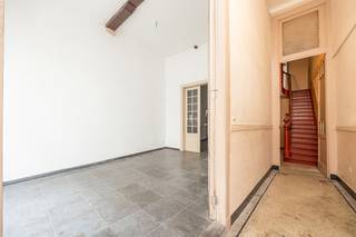 Gelegen in het centrum van de Stad, om de hoek van de Grote Markt, Lange Koepoortstraat en Meir bevindt zich dit te renoveren herenhuis. <br />Statige entree met trapzaal geeft toegang tot het pand. De gelijkvloerse verdieping beschikt over een kitchenette en badkamer. De hoge plafonds creëren ruimtelijkheid. Achteraan bevindt zich een authentieke ruimte met arduinen bogen en waterpomp. <br />Op de bovenliggende verdiepingen bevindt zich telkens een wooneenheid (niet vergund) met eigen kitchenette en sanitair. De originele moerbalken en haardmantels geven authenticiteit. De bovenste verdieping heeft tevens een fraai zicht op de Kathedraal. <br />Het pand is tevens onderkelderd.