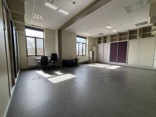 <p>In the heart of Leuven, namely in the Blijde Inkomststraat, we are delighted to offer this office space! The property is located on an extremely interesting base, namely near the Monseigneur Ladeuzeplein and Herbert Hooverplein where there are numerous parking possibilities, but also near numerous other amenities and important hotspots.</p><p>The space is located on the second floor. There is a common kitchen with dining room, outdoor area, coffee room and sanitary facilities available which are shared with the other users in the building. Moreover, you have the possibility to rent additional car parking spaces in the underground parking.</p><p>Office space 2.6 (54m2) : second floor - rear: €1012,50<br />*Rent prices include charges and exclude VAT</p><p>More information or a site visit? Contact our at verhuur@connect-immo.be</p><p>EPC: X-label - 19997023</p>