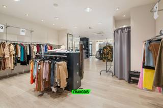 IMMO FRANCOIS MEETJESLAND PRESENTEERT SLEIDINGE-DORP 131!<br /><br />VOOR ALLE INFORMATIE & DOCUMENTEN, BEZOEK ONZE WEBSITE: IMMOFRANCOIS.BE.<br /><br />WILT U EEN GRATIS, VRIJBLIJVENDE VERKOOPANALYSE MET EEN WAARDERING VAN UW PAND? DARIO KOMT GRAAG BIJ U LANGS!<br /><br />Gelegen in het hart van Sleidinge, op een toplocatie met hoge zichtbaarheid, veel voetgangersverkeer en parkeermogelijkheden in de buurt, vinden we dit ruime en multifunctionele pand op een perceel van 470 m². De locatie biedt zowel uitstekende bereikbaarheid als een vlotte verbinding met Gent en de E34.<br /><br />Het gelijkvloers bestaat uit een grote commerciële ruimte met grote ramen, perfect voor een winkel, kantoor of praktijk. Daarnaast is er een lichte woonruimte, volledig uitgeruste keuken, garage, berging en een onderhoudsvriendelijke tuin met jacuzzi.<br /><br />Op de eerste verdieping bevinden zich twee riante slaapkamers, een badkamer en een dressing. De tweede verdieping is ingericht als een zelfstandige studio met eigen badkamer.<br /><br />Met een totale bruikbare oppervlakte van 529 m², 49 zonnepanelen en een EPC-label B (181 kWh/m² per jaar), is dit een energiezuinig en instapklaar pand dat wonen en werken op unieke wijze combineert.<br /><br />Zoekt u ruimte, comfort en een toplocatie in het centrum van Sleidinge? Neem gerust contact op met Dario Van Kerckvoorde van Immo Francois Meetjesland voor meer informatie of om een bezoek te regelen.<br /><br />WILT U ALS EERSTE OP DE HOOGTE BLIJVEN VAN ONZE AANBODEN? 1) STUUR ONS UW ZOEKVOORWAARDEN EN WIJ BLIJVEN IN CONTACT, 2) VOLG @IMMOFRANCOISMEETJESLAND OP INSTAGRAM<br /><br />Highlights<br /><br /><ul><li>Centrale ligging in het centrum van Sleidinge<br /><br /></li><li>Hoogwaardige afwerkingsmaterialen<br /><br /></li><li>EPC-label B met een waarde van 181 kWh/m²<br /><br /></li><li>Combinatie van wonen en werken<br /><br /></li><li>49 zonnepanelen met lopende groene certificaten</li></ul>