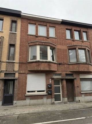  Deze opbrengsteigendom bestaat uit twee verhuurde appartementen en is gelegen in het centrum van Sint-Niklaas. Met een geschat huurrendement van...