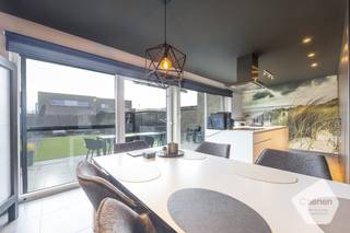 Ontdek deze prachtige koppelwoning uit 2017 met een uitstekende EPC-score (A-label) en voorzien van conforme zonnepanelen. Hier woon je...