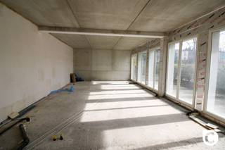 <p><span>Bâtiment commercial/local d'exercice situé au centre de la ville. Ce bâtiment est loué en tant que coquille et a donc encore beaucoup de potentiel (voir photo's par exemple). </span><span>La ventilation, le refroidissement et le chauffage sont systématiquement terminés et fournis jusqu'à la chape.</span></p><p><span> </span></p><p><span>Les dimensions sont de 13,3 x 6,6 m. </span><span>Espaces de bureaux flexibles et divisibles avec possibilité d'entrées multiples.</span></p><p><span>En outre, vous bénéficiez de beaucoup de lumière naturelle à l'intérieur, ce qui en fait un lieu de travail agréable.</span></p><p><span>Le bureau bénéficie d'une situation très centrale, à proximité des voies d'accès E19, A12 et E34. </span></p><p><span>Comprenant :</span></p><ul><li><span>un espace commercial de 88m²</span></li><li><span>des places de parking à louer à 90€/mois.</span></li><li><span>grand parking public à 100m de l'autre côté de la rue</span></li><li><span>terrasse ou jardin possible </span></li></ul><p><span> </span></p><p><span> </span></p><p><span>Vous souhaitez plus d'informations ou une visite sur place ? Contactez-nous au 03/449.49.77 ou </span><span> info@coprimmo.be.</span></p>