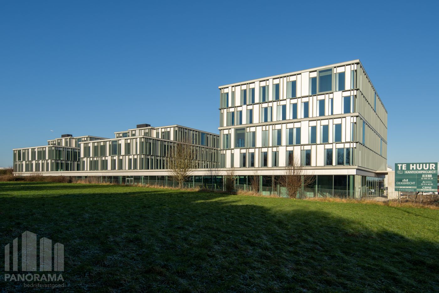 1.099 m² de bureaux nouvellement construits à 250 m ( !!) de l'E40 - photo 1