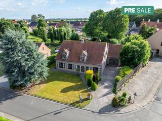 Bent u op zoek naar een kwalitatieve gezinswoning waar ruimte, rust en privacy samenkomen? Dit karaktervolle huis in fermettestijl in Merkem dorp is een unieke kans. Gelegen op een perceel van 885m² geniet u hier van zicht op groen en 100% privacy! Dankzij de doordachte energetische upgrades - zoals zonnepanelen (9.085wp), een condensatieketel op aardgas en spouwmuurisolatie - beschikt deze alleenstaande woning reeds over een gunstig EPC. Indeling van de eigendom: Gelijkvloers: Riante inkomhal met apart toilet en vestiaire - Aparte bureauruimte - Ruime living met inbouwcasette - Kwalitatieve keuken voorzien van alle noodzakelijke comfort - Aansluitende koele berging - Wasruimte - Inpandige garage. Verdiep +1: Nachthal - Master Bedroom - Slaapkamer 2 - Slaapkamer 3 - Slaapkamer 4 - Badkamer voorzien van dubbele lavabo, bad en toilet.Zolderruimte boven de garage.Buiten: Volwassen tuin en zuidwest gericht terras met kwalitatieve overkapping. Perfecte oriëntatie om een namiddag en avond te genieten van de zon.ALGEMEEN: - Gelegen in het hart van Merkem - Perceel van 885 m² - Perfecte zuidwest oriëntatie! - Reeds gunstig EPC C-label- Blanco elektrische keuring bij akte - Verzorgd aangelegde tuin - 100% privacy met zicht op groen! - Zonnepanelen aanwezig (9.085 wp) - Centrale verwarming op aardgas (condensatieketel) - Luxe overkapping voorzien van elektrische zonnescreens, ledverlichting en verwarming. (Renson) - Gelijkvloerse bureauruimte (zeer handig voor de thuiswerkers of zelfstandigen) - Grote bewoonbare oppervlakte van ruim 300m² - 20.000 liter regenwaterDe eigendom wordt aangeboden via de Pre-sale formule. Van 24/06/2026 om 14:00 tot 28/06/2026 om 16:30 kan u de woning op afspraak komen bezichtigen en een bod uitbrengen. De vermelde prijs is een instelprijs. Voor meer info, gelieve contact op te nemen met de dossierverantwoordelijke.Bestuursmaatregelen in het maatregelenregister: nee