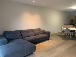 Dit ongemeubelde appartement (98 m2 + terras) bestaat uit:<br />inkom met ingemaakte kasten,<br />twee slaapkamers,<br />badkamer met inloopdouche,<br />separaat toilet,<br />ruime woonkamer met aanpalend terras (met berging) en open ingerichte keuken (o.a. vaatwas, inbouwoven en microgolf).<br />Aan de woonkamer/keuken is ook een aparte berging waar aansluiting wasmachine/droogkast mogelijk is.<br />Privatieve kelderberging én garagebox.<br />Lift in het gebouw.<br />Onmiddellijk beschikbaar.<br />Privatieve tellers voor water, gas en elektriciteit.<br />Maandelijkse huurprijs: 1.1025 EUR + 75 EUR provisie op kosten = 1.100,00 EUR/MND.