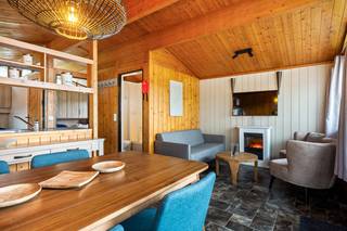 Op een uitstekende locatie in de nabijheid van Dinant bevindt zich dit vakantiehuis met 2 slaapkamers. U verblijft hier midden in de natuur, met diverse mogelijkheden voor ontspanning in de directe omgeving.<br /><br />Welkom in de Belgische Ardennen. Aan de oever van de Maas, op de zonnige zijde van een heuvel, ligt het sfeervolle vakantiepark Vallée Les Etoiles. Dit vormt een ideale uitvalsbasis om volledig tot rust te komen. U kunt er genieten van wandelingen en fietstochten door het groene landschap, of kiezen voor een uitdagende mountainbikeroute. Na een actieve dag kunt u ontspannen in dit comfortabele vakantiehuis. Vanaf de veranda heeft u een fraai uitzicht. Op het park zijn onder andere een verwarmd binnenzwembad, een speeltuin, een indoor speeltuin en animatie-voorzieningen aanwezig, die in het bijzonder aantrekkelijk zijn voor kinderen.<br /><br />Dit vrijstaande vakantiehuisje is geschikt voor maximaal 4 personen. De woonkamer is sfeervol ingericht en beschikt over een zithoek met haard en televisie, evenals een eethoek. De open keuken is volledig uitgerust met onder meer een filterkoffiezetapparaat, een koelkast met vriesvak, een combimagnetron, een vaatwasser en een waterkoker. Het chalet beschikt over 2 slaapkamers en een badkamer met douche, wastafel en toilet. Buiten bevindt zich een omheinde veranda met tuinmeubilair en er is parkeergelegenheid voor één auto in de nabijheid van de woning.<br /><br />Dit is een uitstekende opportuniteit als u op zoek bent naar een vakantiehuisje op een toplocatie nabij Dinant. Contacteer ons voor meer informatie op 0479/47.09.61 of neem een kijkje op www.boonstravastgoed.be .