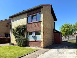 Deze woning is gelegen in een rustige woonwijk in Gistel en beschikt over veel troeven!  De grote  en zonnige tuin is zowel toegankelijk is langs...