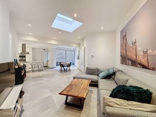 Instapklaar en gunstig gelegen gelijkvloersappartement met privatieve ingang, ideaal voor wie comfort en privacy wil combineren met een...