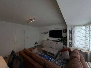 Dit gezellige duplex appartement is gelegen op de zevende verdieping van een goed onderhouden gebouw in de Koningsstraat 24. Het beschikt over 2 slaapkamers en is vrij vanaf 01/12. Er is een lift aanwezig in het gebouw. <br />De huurprijs bedraagt €795 per maand, met een bijkomende kost van €50 voor de algemene onkosten en voorschot €100 voor verwarming en water per maand.<br />Dit appartement is ideaal voor een alleenstaande of een stel dat op zoek is naar een comfortabele en goed gelegen woning in Oostende. <br />Contacteer ons voor meer informatie of om een bezichtiging in te plannen!