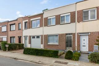 Dit uitzonderlijk eigendom beslaat nummers 25 én 27 op de gegeerde Herfstlei, een rustige straat in een fijne wijk op een boogscheut van de centra...