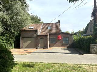 In een rustige, groene omgeving in Merkem, op het einde van een doodlopende straat, vind je deze charmante alleenstaande woning waar privacy en comfort hand in hand gaan.<br /><br />Je komt binnen in een lichtrijke leefruimte die naadloos aansluit op de open keuken. De open keuken is volledig uitgerust met een vaatwasser, keramische kookplaat, dubbele spoelbak, oven en microgolf, ideaal voor wie graag kookt en gasten ontvangt.<br /><br />Op het gelijkvloers bevindt zich de badkamer, voorzien van een ruime inloopdouche, ingemaakt bad en dubbele wastafel. In de gang is er een praktische ingemaakte kast en daarnaast een aparte bergruimte. Verder beschikt de woning over een garage en een grote tuin met berghok, perfect om te genieten van het buitenleven.<br /><br />Op de eerste verdieping zijn er maar liefst vier volwaardige slaapkamers, waarvan twee met ingemaakte kasten. Eén van de slaapkamers geeft uit op een zongericht terrasje met een prachtig uitzicht op het omliggende groen – een heerlijke plek om tot rust te komen.<br /><br />Deze woning combineert rust, ruimte en functionaliteit op een topligging voor wie houdt van natuur en privacy.<br /><br />👉 Troeven op een rij:<br />- Open bebouwing op 664 m²<br />- 4 volwaardige slaapkamers<br />- Grote leefruimte<br />- Open keuken<br />- Grote garage<br />- Gunstige EPC-score<br />- Zeer rustige ligging in Merkem<br /><br />📞 Interesse?<br />Contacteer Thijs<br />📲 051 57 54 61/<br />📧 friedel@grouptrybou.be<br />| thijs@grouptrybou.be