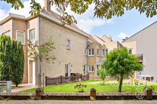Te koop: opbrengsteigendom met 2 appartementen en 2 garages in NieuwpoortOp een interessante ligging in Nieuwpoort bevindt zich deze opbrengsteigendom, bestaande uit 2 appartementen en 2 afzonderlijke garageboxen. Het volledige gebouw is momenteel verhuurd en biedt daardoor een interessante opportuniteit voor investeerders die op zoek zijn naar onmiddellijke huurinkomsten of toekomstig ontwikkelingspotentieel.Wat maakt deze eigendom uniek?Het eerste appartement beschikt over 1 slaapkamer, een badkamer en een aangename, lichtrijke veranda die aansluit op een privatief tuintje. Daarnaast ook nog een zuur ruime kelder en heeft het appartement een EPC-D. Het tweede appartement omvat 2 slaapkamers, een badkamer en een gezellig terras en een vaste trap naar de zolder. Het appartement heeft een EPC-C. Beide appartementen beschikken bovendien over een eigen garage en beide gasinstallaties werden recent vernieuwd. Een bijkomende troef is dat het volledige pand momenteel verhuurd is, waardoor u als investeerder meteen kunt rekenen op bestaande huurinkomsten. Daarnaast biedt deze eigendom ook interessant ontwikkelingspotentieel, uiteraard rekening houdend met de geldende stedenbouwkundige voorschriften en eventuele vergunningen. Kan eventueel apart worden aangekocht. Te koop via Immo Beguin, jouw vastgoedexpert sinds 2009, met kantoren in Ronse, Waregem, Kortrijk, Deinze, Doornik, Lessines, Moeskroen en Nieuwpoort.