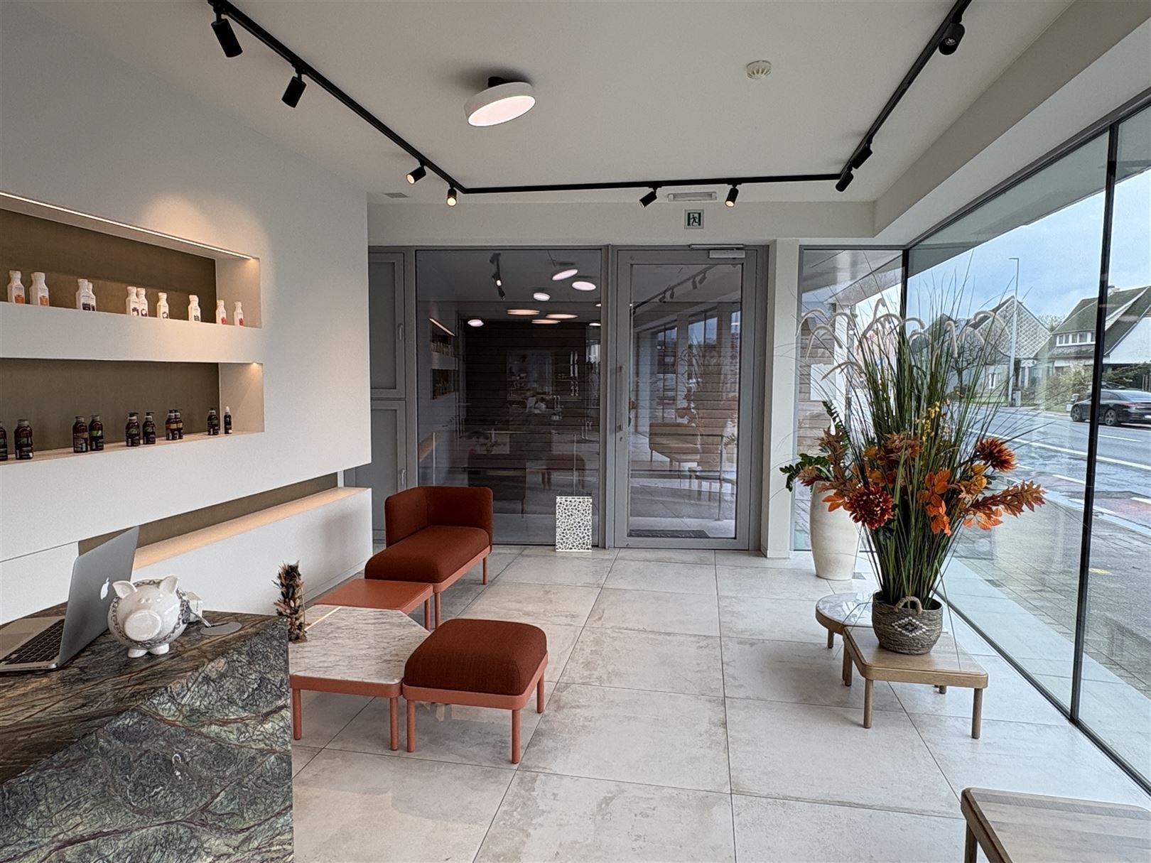 Lichtrijke & moderne handelsruimte op toplocatie in Kemzeke - foto 2