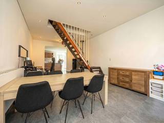 Karaktervolle woning met 3 slaapkamers, terras met overdekte binnenplaats en een servitudeweg achteraan de woning op een zeer centrale locatie...