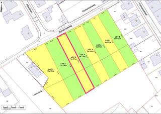 Bouwgrond van 881 m² voor halfopen bebouwing<br /><br />Deze bouwgrond bevindt zich in Herderen, een gezellige deelgemeente van Riemst. Van hieruit heb je een vlotte verbinding naar omliggende steden zoals Tongeren (7,5 km) en Maastricht (8 km). Ook scholen, buurtwinkels en het openbaar vervoer zijn op wandelafstand bereikbaar. Het oprittencomplex (afrit 32) naar de E313 ligt op 3,5 km. De doodlopende straat zorgt tot slot voor een extra kindvriendelijke en rustige omgeving.<br /><br />Een extra pluspunt is de zuidelijke oriëntatie van de bouwgrond. Bovendien kan het zicht naar het zuiden niet worden geblokkeerd.<br /><br />De grond bestaat uit 570 m² bouwgrond + 311 m² achterliggende grond.<br /><br />De bouwvoorschriften zijn als volgt:<br /><br />Bouwdiepte:<br />- Gelijkvloers: maximaal 17,00 m zoals aangeduid op het verkavelingsplan inclusief de gelijkvloerse uitbreidingszone.<br />- Verdieping: maximaal 12,00m.<br /><br />Interesse? Laat het ons weten via 089 390 990 of info@immofair.be!