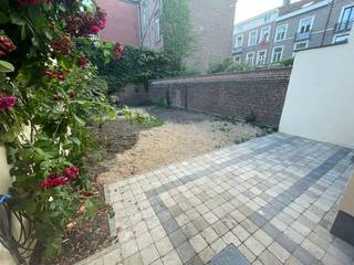 Statig, vernieuwd herenhuis van 284 m² in hartje Leuven<br /><br />Prachtig vernieuwd, statig herenhuis met 5 slaapkamers combineert authentieke charme met hedendaags comfort. Dankzij de recente renovatie geniet je van een frisse, moderne afwerking, terwijl de karaktervolle elementen van het herenhuis volledig tot hun recht komen.<br /><br />Indeling:<br />Gelijkvloers: grote living, eetplaats, keuken, wc (samen 80 m²), leuke stadstuin (70 m²)<br />Eerste verdieping: 2 kamers (16 en 13 m²) en badkamer<br />Tweede verdieping: 2 kamers (16 m²) en badkamer<br />Derde verdieping: grote kamer met eigen keuken en badkamer (50m²)<br />Ruime kelder<br /><br />Beschikbaar vanaf 1 september 2026.<br />Domiciliëring verplicht.<br /><br />Interesse? Contacteer ons op Blijdeinkomststraat44@gmail.com