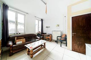 Contact et visites : Mattia Di Pisa – 071 15 87 87 Mattia.dipisa@weinvest.be Maison 4 façades 1 chambre avec grande cour à Dampremy Située à Dampremy, Rue Jean Jaurès 96, cette maison 4 façades offre un cadre de vie agréable et fonctionnel, idéal pour une personne seule ou un couple. La maison se compose comme suit : Au rez-de-chaussée, vous découvrirez un espace ouvert comprenant le salon, la salle à manger ainsi qu’une cuisine fonctionnelle. À l’étage, une chambre ainsi qu’une salle de douche viennent compléter l’habitation. À l’extérieur, le bien bénéficie d’une grande cour d’environ 80 m², offrant un agréable espace extérieur. Vous disposerez également d’un abri de jardin en béton, pratique pour le rangement ou le stockage. Le bien bénéficie par ailleurs d’une chaudière à condensation récente, apportant un confort supplémentaire. Informations techniques : • PEB : F • Électricité conforme • Chauffage au gaz • Chaudière à condensation récente • Châssis double vitrage • Maison 4 façades • ± 50 m² habitables • 1 chambre • Salle de douche à l’étage • Grande cour d’environ 80 m² • Abri de jardin en béton Vous recherchez une maison 4 façades avec un agréable espace extérieur ? Ce bien pourrait parfaitement correspondre à votre projet. Contact et visites : Mattia Di Pisa – 071 15 87 87 Mattia.dipisa@weinvest.be Descriptif à titre indicatif et non contractuel, sous réserve d’inexactitudes.