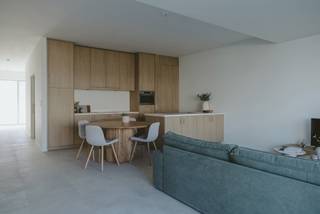 Dockx realiseerde in de landelijke omgeving van Testelt 18 energie zuinige service flats voorzien van alle wooncomfort met functies zoals handgrepen, noodoproepsystemen en rolstoeltoegankelijkheid.
De woningen zijn voorzien van één of twee slaapkamers, open leefkeuken, woonkamer en badkamer met inloopdouche. Deze hebben allen een bewoonbare oppervlakte tussen 72m² en 124m² en zijn voorzien van ruime terrassen tot wel 63m². Het volledige complex is voorzien van ondergrondse parkeerplaatsen en bergingen.
De gezellige ontmoetingsruimte is ontworpen om een warme en uitnodigende sfeer te creëren waar bewoners graag samenkomen en een gezellige babbel kunnen hebben.
De ruime assistentiewoningen hebben alle wooncomfort voor actieve senioren en zijn onmiddellijk beschikbaar.
- Locatie: Plaats-Vondel 21 te Testelt
- Centrale rustige ligging
- Oppervlaktes van 72m² tot 124m²
- Ruime terrassen (gemiddeld 30m²)
- Erkend door Agentschap Zorg&Gezondheid
- 12% BTW + vrijstelling OV voor 10 jaar
- Startprijzen excl. kosten vanaf €275.000,-
Hebben wij je interesse gewekt? Neem dan snel contact met ons op!
jolien@dockx.com
+32 14 37 75 73