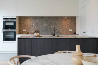 Ontdek de moderne kijkwoning (lot 94) in Hooglede. Deze woning werd gezellig ingericht en kan met meubels en decoratiestukken overgenomen worden. Bouwadviseur Sam bespreekt graag de mogelijkheden. Geniet van een lichtrijke leefruimte door de grote raampartijen en geïnstalleerde open keuken en aansluitende wasplaats/berging. Op de eerste verdieping zijn er 3 slaapkamers, een berging, apart toilet en badkamer met dubbele wastafel, een douche én bad. Links van de woning is er een carport voorzien. De woning met vloerverwarming is aangesloten op een warmtenet en ligt in een innovatief en futureproof woonproject met gemeenschappelijke pleinen, groenzones en waterpartijen.<br /><br />Er is ook een e-mobipunt met een elektrische deelauto en gepersonaliseerde pakjesdienst.<br /><br />Er is een vlotte verbinding met de ring rond Roeselare en het centrum van Roeselare en ook de vlotte N-Z / O-W-fietsverbinding draagt bij tot een fietsvriendelijke woonbuurt. Op 6 minuten fietsen bereik je het mammoetcentrum van Roeselare. Deze prijs is exclusief kosten en btw.<br /><br />Bekijk de ALL-IN prijs incl. alle kosten voor een instapklare woning met meubels en deco op onze website. <strong>www.dumobil.be/woonprojecten/hooglede-nieuwbouwwoningen</strong>. Stel vrijblijvend al uw vragen aan Sam Borrey: <strong>sam@dumobil.be | 0483 210 133</strong>.