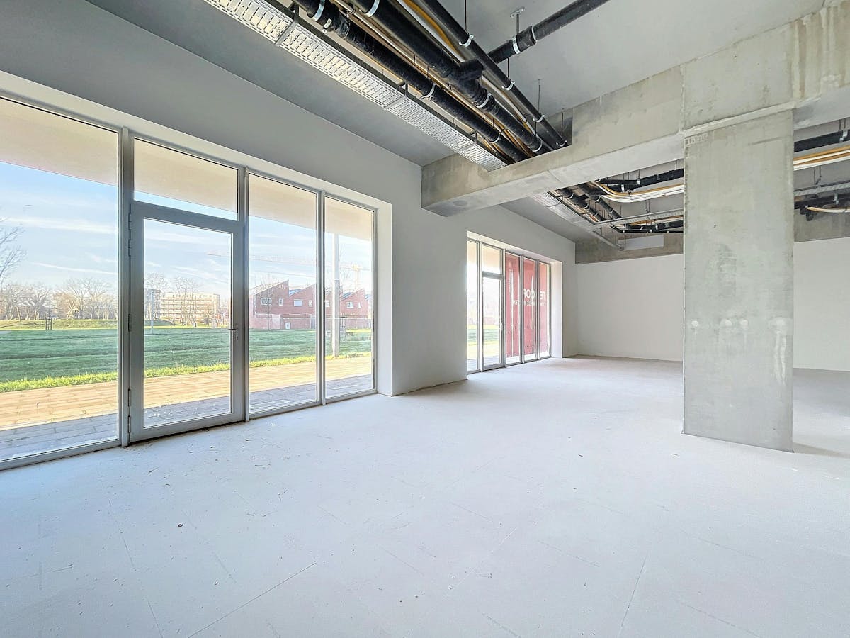 Local commercial nouvellement construit (43 m² - 331 m²) au centre de Lokeren - photo 1