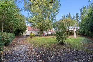 Charmante woning op ruim perceel van +/-3.150 m² omgeven door groen en met prachtige open zichten.De woning werd goed onderhouden en de afgelopen...