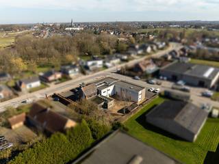 Op een uitmuntende locatie in het groene Onze-Lieve-Vrouw-Waver vindt u dit veelzijdige kantoorgebouw met ruime parkeergelegenheid op het bedrijventerrein Berkenhoek. Met een uitzonderlijke visibiliteit en vlotte bereikbaarheid biedt dit hoekpand van 711 m² nuttige ruimte op een perceel van 2.433 m² talloze mogelijkheden. Hier geniet u van een rustige omgeving, terwijl u toch in de directe nabijheid bent van winkels, scholen en openbaar vervoer.<br /><br />Benieuwd naar deze exclusieve vastgoed? Klik hier voor meer beelden en geniet hier van een wondermooi vogelperspectief!<br /><br />U betreedt het pand via een ruim onthaal met sanitaire voorzieningen. De gelijkvloerse verdieping omvat een vestiaire, meerdere vergaderzalen, royale bureauruimtes, een printerruimte, een cafetaria/ontspanningsruimte, een volledig uitgeruste keuken, een badkamer en afsluitbare telefooncellen. Vanuit de bureaus en cafetaria heeft u directe toegang tot de aangename tuin.<br /><br />De eerste verdieping beschikt over extra kantoorruimtes, een vergaderzaal, twee polyvalente ruimtes (geschikt als opslag), een stookplaats, een serverlokaal en extra sanitaire voorzieningen. Bovendien is het pand uitgerust met airconditioning en biedt het een ruime parking vooraan het gebouw. Via een aparte zij-ingang is een tweede toegang mogelijk, wat extra flexibiliteit biedt voor diverse commerciële doeleinden. U heeft hier de mogelijkheid een woonst in te richten.<br /><br />Dit is een uitstekende opportuniteit als u op zoek bent naar een kantoorgebouw/industriepand op een toplocatie te Onze-Lieve-Vrouw-Waver. Contacteer ons voor meer vrijblijvende informatie op 0472/22 12 41 of neem een kijkje op www.boonstravastgoed.be . <br /><br />Bijzonderheden:<br />- Perceel = 2433 m²<br />- Uitzonderlijke ligging<br />- Kantoren met ruime parking