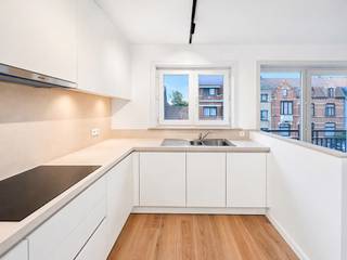 Dit recent vernieuwde appartement biedt comfort, ruimte en een uitstekende ligging in het centrum van Sint-Kruis.<br /><br />De indeling is als volgt: inkomhal met trap, gastentoilet en praktische berging. De ruime en lichtrijke leefruimte sluit aan op een volledig nieuwe open keuken, uitgerust met alle moderne voorzieningen. Aan de voorzijde bevindt zich een balkon, terwijl u achteraan kan genieten van een ruim en zonnig terras.<br />Op de tweede verdieping zijn er twee volwaardige slaapkamers en een badkamer met ligbad, dubbele lavabo en toilet.<br /><br />Extra troef is de parkeergelegenheid achter het appartementsgebouw.<br /><br />Huurprijs: €990 per maand, inclusief kosten en parkeerplaats<br />(exclusief water en elektriciteit)<br />Onmiddellijk beschikbaar<br /><br />
<p><strong><span>Bezoeken uitsluitend op afspraak.</span></strong><br /><span>Een bezoek aan dit pand kan eenvoudig online worden ingepland via onze </span><strong><span>online boekingstool</span></strong><span>. Selecteer zelf een beschikbaar tijdstip dat voor u past.</span></p>
<p><span>Afspraken worden uitsluitend via de online boekingstool ingepland en niet telefonisch of op kantoor.</span></p>