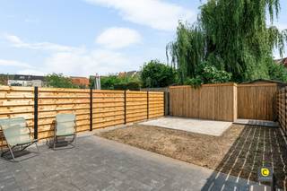 <h3><span>Instapklare 3slpk woning met zuidgerichte tuin op private woonerf te Hoboken</span></h3><p><span>Deze recente en instapklare woning, gebouwd in 2008, bevindt zich op een afgesloten en kindvriendelijk woonerf in het hart van Hoboken. Dankzij de uitstekende ligging bevinden scholen, winkels, openbaar vervoer en sportfaciliteiten zich allemaal op wandelafstand, waardoor dit de ideale plek is voor wie comfortabel en rustig wil wonen met alles binnen handbereik.</span></p><p><span>Indeling:</span></p><p><span>Bij het betreden van de woning komt u terecht in een verzorgde inkomhal met een apart gastentoilet met handenwasser en een ingemaakte vestiairekast. Aansluitend bevindt zich een praktische berging, uitgerust met de technische installaties, aansluitingen voor wasmachine en droogkast, en extra opbergruimte ideaal voor wie houdt van orde en functionaliteit.</span></p><p><span>De lichte en gezellige leefruimte geniet van een overvloed aan natuurlijk daglicht dankzij de grote raampartijen en biedt een mooi zicht op de tuin. Aansluitend ligt de volledig ingerichte keuken, die voorzien is van alle hedendaagse comfort. U beschikt hier over een koelkast-diepvriescombinatie, een inductiekookplaat met dampkap, een ingebouwde oven en microgolfoven, een spoelbak en een vaatwasser. Deze ruimte vormt het hart van de woning, waar koken en gezellig samenzijn hand in hand gaan.</span></p><p><span>Op de eerste verdieping bevinden zich twee volwaardige slaapkamers, telkens met voldoende lichtinval en ruimte. De stijlvolle badkamer is uitgerust met een dubbel badkamermeubel, toilet, ligbad en inloopdouche, wat zorgt voor een gevoel van pure ontspanning. De tweede verdieping herbergt nog een ruime derde slaapkamer, die zich perfect leent als masterbedroom, bureau of hobbyruimte.</span></p><p><span>De zuidgerichte tuin werd in 2025 volledig opnieuw aangelegd en vormt een heerlijke plek om tot rust te komen. Dankzij de gunstige oriëntatie geniet u hier de hele dag door van zon en privacy ideaal voor wie houdt van buitenleven in de stad.</span></p><p><span>Tot slot beschikt de woning over een overdekte staanplaats met aansluitend een private, afgesloten berging, wat extra comfort en veiligheid biedt.</span></p><h4><span>Extra troeven:</span></h4><ul><li><span>Bouwjaar 2008</span></li><li><span>Gunstige EPC-label B</span></li><li><span>Elektrische rolluiken en vliegenramen</span></li><li><span>Nieuwe HR-ketel (2023)</span></li><li><span>Mobiscore 8,8</span></li><li><span>Zuidgerichte tuin, volledig aangelegd in 2025</span></li></ul><p><span>Kortom, deze recente en perfect onderhouden woning combineert comfort, ligging en kwaliteit tot een harmonieus geheel ideaal voor wie op zoek is naar een instapklare thuis in een rustige en groene omgeving in Hoboken.</span></p>