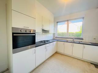 🏡 <strong>Instapklaar gelijkvloers appartement met tuin en garage in Sint-Amandsberg</strong><br />Volledig nieuw geschilderd en instapklaar gelijkvloers appartement in een verzorgde residentie, gelegen in een zeer rustige woonwijk in Sint-Amandsberg. Vlakbij openbaar vervoer en een supermarkt.<br /><br />💶 <strong>Huurprijs:</strong> €875/maand + €25/maand algemene kosten<br />• Individueel verbruik via aparte tellers<br />• Afzonderlijke garagebox inbegrepen<br />• Extra parkeergelegenheid voor de garage<br /><br />📐 <strong>Indeling:</strong><br />Inkomhal met gastentoilet en bergkast, lichtrijke woonkamer met parketvloer, recent ingerichte keuken met toestellen, 2 slaapkamers, badkamer met ligbad met douchescherm en lavabomeubel, en een extra ruimte die kan dienen als berging/wasplaats/dressing of bureau. Aangename zuidwestgerichte tuin achteraan voorzien van een grasperk.<br /><br />🌟 <strong>Extra troeven:</strong><br />Volledig nieuw geschilderd • Instapklaar • Zeer rustige ligging • Zuidwestgerichte tuin • Garagebox inbegrepen • Extra parkeerplaats • Vlakbij bushalte • Delhaize op wandelafstand • Perfecte oriëntatie<br /><br />👤 <strong>Ideaal voor:</strong> alleenstaande, koppel of gezin met maximaal 1 kind<br /><br />📅 <strong>Beschikbaar:</strong> onmiddellijk<br /><br />📍 <strong>Adres:</strong> Staf Bruggenstraat 50, 9040 Sint-Amandsberg<br /><br />📧 <strong>Interesse in een bezoek?</strong> Stuur een mail naar tine@tvevastgoed.be   <br /><br />👉 Comfortabel wonen in een rustige omgeving met tuin én garage, nabij winkels, openbaar vervoer en het centrum van Gent!<br /> 