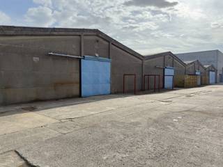 Dit bedrijfsgebouw bestaat uit vier afzonderlijke loodsen van telkens ongeveer 500 m², die samen één geheel vormen. Het pand is centraal gelegen in de industriezone aan de Industrielaan in Deinze, wat zorgt voor een vlotte en uitstekende bereikbaarheid.<br /><br />Het magazijn is opgetrokken in een betonstructuur en beschikt over een vrije hoogte van vier meter. Bovendien zijn er vier schuifpoorten aanwezig. De huurperiode bedraagt ongeveer twee jaar. Indien gewenst kan er extra magazijnruimte worden bijgehuurd.<br /><br />Voor meer informatie of om een bezoek in te plannen, kunt u contact opnemen met Henry Van Tornhout via +32 474 13 37 93 of per e-mail op henry@kmovastgoed.be.