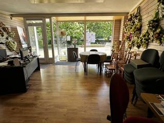Verhuurd opbrengsteigendom bestaande uit handelsgelijkvloers en 2 appartementen & 2 garages in het centrum van Zandhoven. Handelsgelijkvloers (ca. 85...
