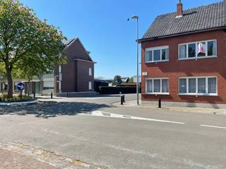 Gelegen op een toplocatie in Mariekerke, vlak bij de parking en de apotheek, vinden we deze ruime woning met tal van mogelijkheden.<br />Op de begane grond beschikt de woning over een knappe inkomhal, een gezellige leefruimte in L-vorm, ideaal voor zowel ontspanning als het ontvangen van gasten. Achter het hoekje piept de keuken met aansluitend een praktische wasplaats en een apart toilet.<br />Op de verdieping bevinden zich drie volwaardige slaapkamers en een badkamer. Via een vlieringtrap bereikt u de ruime zolder, die perfect kan worden ingericht naar eigen wens, bijvoorbeeld als extra kamers, hobbyruimte of bureau.<br />Daarnaast is er een kelder aanwezig, wat zorgt voor extra bergruimte. Buiten geniet u van een aangename en mooie buitenruimte, ideaal om tot rust te komen.<br />De woning werd steeds met liefde onderhouden. Hoewel ze te renoveren is, vormt de stevige en degelijke constructie een uitstekende basis voor wie op zoek is naar een woning die volledig naar eigen smaak kan worden ingericht. Een unieke kans voor wie ruimte, ligging en potentieel weet te waarderen!