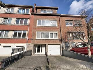 Dit unieke en zopas opgefrist appartement is gelegen in de rustige Rozenlaan te Strombeek-Bever en combineert modern wooncomfort met een...