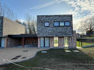 Te huur in Kruisem: 2 nieuwbouwwoningen.<br /><br />In de Warandestraat stellen wij 2 nieuwbouwwoningen te huur. Deze moderne woningen, opgeleverd in 2026, maken deel uit van een project van 4 halfopen bebouwingen waarvan er reeds 2 verhuurd zijn. Wil je kans maken om woning nr 1 of 1b te huren? Geef je dan nu op voor de bezoekdag op zondag 15 februari 2026 en vul het formulier in via onderstaande link:<br /><br />https://docs.google.com/forms/d/e/1FAIpQLScse7HFnRM5CuVUuvntHjAjBOflCMYhXNY77gzV2zeQtn5UlA/viewform?usp=publish-editor<br /><br />Wij contacteren je dan om een concreet bezoekuur af te spreken. Bezoek is enkel mogelijk op uitnodiging.<br /><br />De woningen zijn compleet nieuw en klaar voor hun eerste huurders. Ze bevatten alles wat je van een moderne woning kan verwachten:<br /><br />- Carport<br />- Inkom met toilet<br />- Ruime open en compleet ingerichte leefkeuken<br />- Ruime en lichte woonruimte<br />- Zuidgerichte grote tuin met een ruim terras<br />- Totale oppervlakte van woning met huisnummer 1 is 796m² en 929 m² bij woning met huisnummer1b<br />- 3 slaapkamers<br />- Apart toilet op verdiep<br />- Badkamer met inloopdouche<br /><br />De woningen hebben vloerverwarming op beide verdiepingen. Overal wordt verwarmd met een warmtepomp. In combinatie met de zonnepanelen, zorgt dit voor heel energiezuinige woningen. De verluchting is een systeem D en er is uiteraard aansluiting voor internet/TV. De energiescore wordt binnenkort bepaald. Dit zijn in principe BEN woningen dus heel energiezuinig.<br /><br />De locatie is ideaal voor gezinnen. Het centrum van Kruisem, supermarkten, kinderdagverblijf, sportgelegenheden en openbaar vervoer zijn allemaal op wandelafstand beschikbaar. De oprit van de E17 ligt op 3,5 km. De tuinen van de woningen grenzen aan een bos dus rust in de tuin is gegarandeerd.<br /><br />Dit is een exclusieve kans voor wie in een mooie omgeving wil wonen in een splinternieuwe energiezuinige woning met ruime tuin.