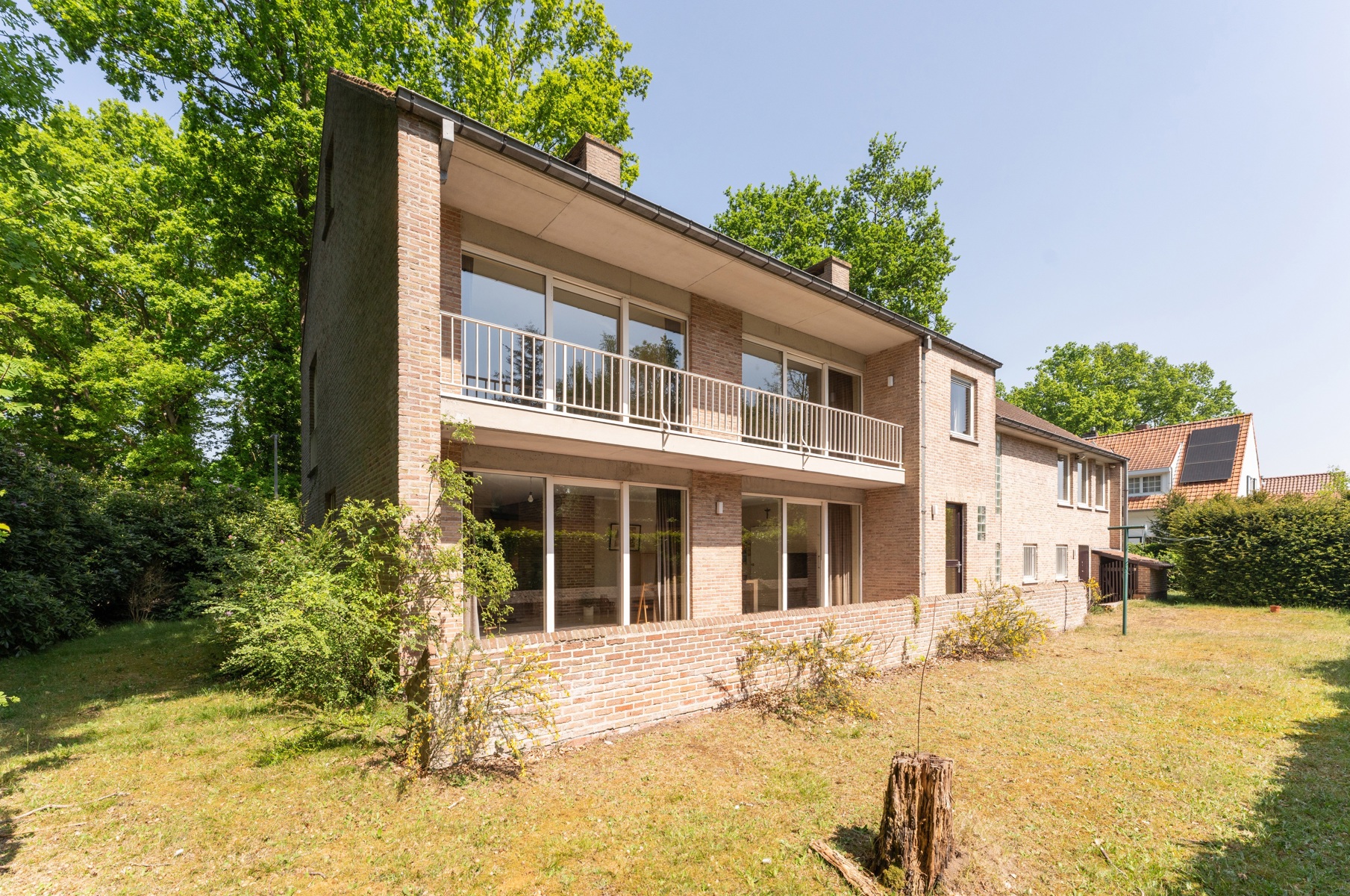 Tijdloze villa (445m²!) in bosrijke, residentiële omgeving - foto 1