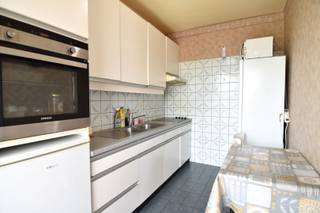 Op zoek naar een lichtrijk en instapklaar appartement op een toplocatie? Of eerder op zoek naar een interessante investering? Dan is dit appartement absoluut het bekijken waard!<br /><br />Dit aangename appartement is gelegen in het hartje van Gullegem, op een uitstekende locatie waar alle dagelijkse voorzieningen vlot bereikbaar zijn. Het appartement bevindt zich op de 4de verdieping van residentie “De Gulle” en is eenvoudig bereikbaar met de lift.<br /><br />Indeling als volgt:<br />Via de inkomhal, voorzien van een handige vestiaire/voorraadkast, kom je terecht in de lichtrijke leefruimte. Dankzij de grote raampartijen geniet je hier van een aangename natuurlijke lichtinval. Aansluitend bevindt zich de geïnstalleerde keuken.<br /><br />Verder beschikt het appartement over een badkamer met ligbad en lavabomeubel, 2 volwaardige slaapkamers en een apart toilet. Aparte wasplaats met extra opbergmogelijkheden.<br /><br />Een absolute troef is het zonnige terras, dat zich uitstrekt over de volledige breedte van het appartement. Hier kan je heerlijk genieten van het buitenleven en het mooie, open zicht. De omgevingswerken zijn momenteel volop aan de gang. Binnenkort geniet je hier bovendien van een groene omgeving met zicht op het vernieuwde landschap en de kronkelende Heulebeek!<br /><br />Individuele kelderberging én garagebox zijn inbegrepen in de vraagprijs!<br /><br />Onze ref. DEV5175