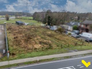 Groot (20a02ca) en centraal gelegen perceel voor open bebouwing.

Deze knappe bouwgrond van 2002 m² is geschikt voor een open bebouwing.

Het perceel heeft een straatbreedte van 32 meter en een diepte van gemiddeld 60 meter. Hier kan een ruime vrijstaande woning op gebouwd worden met een maximum breedte van 2/3 van de perceelsbreedte en maximum diepte van 17 meter. 

Op die manier blijft er nog een prachtige tuin om ontspannen te genieten of waar de kinderen zich kunnen uitleven.

Deze grond is centraal gelegen en biedt makkelijke verbinding naar omliggende gemeentes vanwege de Zuiderring. 

Meer info kan u steeds verkrijgen via info@immovl.be of 014 58 02 08. 