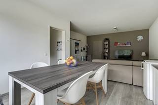 Fijn appartement van 85m² met 2 slaapkamers, ruime living en volledig uitgeruste keuken.Het appartement is gelegen op de Leuvensesteenweg nabij Mechelen. Het station van Mechelen is op 5 minuten fietsen en de bruisende binnenstad van Mechelen is op amper 10 minuten met de fiets.Het openbaar vervoer is vlakbij en er zijn voldoende winkels in de buurt.Beschikbaar vanaf 1/1/2026Vast forfaitaire maandelijkse kost van 60 euroIndeling:- ruime woonkamer met veel lichtinval- volledig uitgeruste keuken met koelkast, vaatwasser, inductievuur en combioven- masterbedroom - 2de slaapkamer met toegang tot het terras- ruime badkamer met inloopdouche - apart toiletTroeven:- EPC score van 220- 2 slaapkamers- veel lichtinvalWil je een bezoek inplannen en het appartement zelf ontdekken? Aarzel dan niet om een bezoekaanvraag in te dienen via onze website via de daar voorziene rode balk. Tot dan!