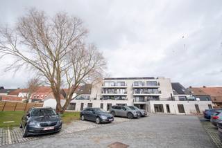 In de Liebaardstraat te Desselgem bieden wij een autostaanplaats te koop aan, gelegen achteraan de residentie Albert &amp; Jerome. De staanplaats is veilig geparkeerd en niet aan de drukke weg, en vormt de ideale oplossing voor wie op zoek is naar een praktische parkeerplaats in de buurt.<br /><br />Interessant zowel voor omwonenden, bewoners van de residentie als investeerders.<br /><br />✔ Vlotte toegang<br />✔ Praktische ligging<br />✔ Ideaal als investering of eigen gebruik<br /><br />Wenst u meer informatie of een bezoek ter plaatse?<br />Contacteer ons gerust via tom@immoroba.be<br /> of 0497/85.80.52.
