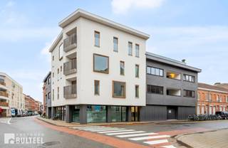 Dit modern, industrieel afgewerkte appartement met twee slaapkamers combineert strak design met comfortabel wonen. Volledig vernieuwd in 2018 en...