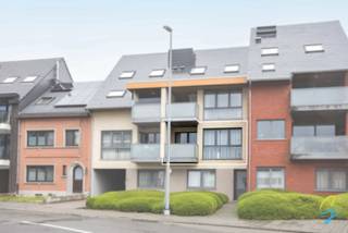 This pleasant flat is situated on the outskirts of Geraardsbergen, close to the station and shops.It has a living area of 83m², with an adjoining...