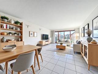 Doorloopappartement gelegen op enkele minuten van het centrum van Sint-Idesbald. Indeling: inkomhal, living met eetkamer, terras aan voorzijde, ingerichte keuken met bergruimte, afzonderlijk toilet, badkamer, twee slaapkamers, terras achteraan. Inclusief private berging. Mogelijkheid tot aankoop ruime garage (nr 30 - 9,33m diepte: 50.000 euro). Ref. Viertorre GV03
