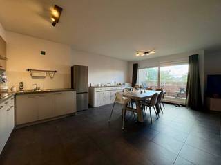 Ideaal om zelf te bewonen of als investering.<br />Appartement pal in het CENTRUM van het bruisende Ertvelde.<br />Indeling: inkom, leefruimte met open keuken, terras, berging/wasplaats, grote badkamer en 3 VOLWAARDIGE kamers.<br />Ondergronds is er een aparte staanplaats inbegrepen in de prijs!<br />Alle appartementen hebben de mogelijkheid om fietsen, vuilnis in de daarvoor voorziene bergingen te plaatsen.<br />Info en bezoek na afspraak via info@danimmo.be of 09 253 51 93.