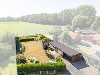 <p><strong>Ligging &amp; Indeling</strong><br />In Lembeke bevindt zich deze statige gezinswoning die ruimte, rust en een centrale ligging perfect combineert. Geniet van de gezellige avondzon op uw terras of een zonsondergang met open zichten op het achterliggende landschap. </p>
<p>Bij het betreden van de woning komt u terecht in een ruime en lichtrijke leefruimte die naadloos aansluit op de keuken. Vanuit deze leefruimte kijkt u uit op het terras en de westgerichte tuin, waar u de hele namiddag en avond kan genieten van de zon en het weidse uitzicht over het landschappelijk gebied.</p>
<p>Op de eerste verdieping bevinden zich drie volwaardige slaapkamers en een badkamer, waardoor de woning perfect geschikt is voor gezinnen. </p>
<p>Praktisch comfort is eveneens verzekerd dankzij de inpandige garage en de ruime parkeermogelijkheid op eigen terrein.<br /><br /><strong>Troeven</strong></p>
<ul><li><strong>Statige gezinswoning</strong></li><li><strong>Renoveren naar eigen wens</strong></li><li><strong>Aparte schuur</strong></li><li><strong>Ruime leefruimte met aansluitende keuken</strong></li><li><strong>Privatief terras</strong></li><li><strong>Westgerichte tuin met prachtig uitzicht over landschappelijk gebied</strong></li><li><strong>3 Volwaardige slaapkamers</strong></li><li><strong>Zolderruimte</strong></li><li><strong>Inpandige garage</strong></li><li><strong>Voldoende parkeergelegenheid op eigen domein</strong></li></ul>
<p><strong>UW DROOMWONING? ZO GEVONDEN!</strong></p>