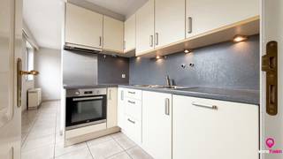 <p>Bij ImmoFusion 7/7 “open huis” : klik op onze 3D-TOUR. <br />Ervaar vastgoed alsof je er zelf doorloopt!<br /><br />Stap binnen in dit charmante en instapklare duplex appartement, ideaal gelegen in het centrum van Zolder, op wandelafstand van het gemeentehuis en de kerk. Met een bewoonbare oppervlakte van 111m², drie slaapkamers en een aangenaam dakterras, biedt dit appartement een comfortabele en praktische woonoplossing.<br /><br />Bij binnenkomst in de inkomhal wordt u meteen verwelkomd door een verzorgde uitstraling. Aan de rechterzijde bevindt zich de trap die leidt naar de bovenste verdieping, waar zich een extra kamer bevindt met directe toegang tot het gezellige dakterras. Wanneer u verder doorloopt, komt u terecht in de ruime en lichtrijke living. Dankzij de grote raampartijen geniet deze ruimte van een aangename natuurlijke lichtinval.<br /><br />Het appartement beschikt over drie slaapkamers met voldoende lichtinval en een aangename sfeer. De badkamer is compact maar functioneel ingericht met een ligbad en douchefunctie. Het toilet bevindt zich in een aparte ruimte naast de badkamer.<br /><br />Er is een autostaanplaats alsook een bijhorende berging aanwezig bij het pand.<br /><br />Pluspunten:<br />- Instapklaar duplex appartement <br />- 3 slaapkamers met veel lichtinval <br />- Gezellig dakterras <br />- Centrale ligging nabij gemeentehuis en kerk <br />- Ondergrondse én bovengrondse garage <br />- Aluminium ramen met hoogrendementsbeglazing <br />- Elektrische verwarming <br />- Geen renovatieplicht<br /><br /><span>Maatregelen opgenomen in het Maatregelenregister: nee</span><br /><br />Voor een bezichtiging ter plaatse of meer info, bel ons op 078/78.78.70, of kom gewoon binnen op ons kantoor, steeds welkom!</p>