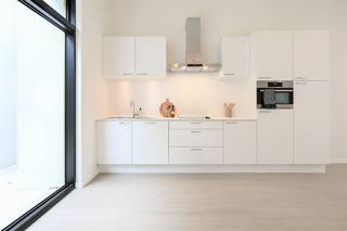 Deze mooie stadswoning/ duplex appartement met 2 ruime terrassen is gelegen in residentie Zurenborg Poort aan de Plantin & Moretuslei, een Art Deco stadsproject in hartje Zurenborg. De buurt kenmerkt zich door zijn sierlijke herenhuizen in Art-nouveaustijl, de Sint Norbertuskerk en de populaire Dageraadplaats met zijn gezellige restaurantjes. Het project is eveneens zeer centraal gelegen, op wandelafstand van openbaar vervoer en winkels en in de nabijheid van de uitvalswegen naar Brussel en Nederland. Het duplex appartement heeft een eigen inkom en geeft je daarom meer het gevoel van een stadswoning. Op de gelijkvloerse verdieping vinden we een ruime inkomhal met trap naar de 1ste verdieping, een grote berging met voorziening voor wasmachine en droogkast, een apart toilet, een badkamer met inloopdouche en 2 slaapkamers welke beide toegang geven tot het ruime terras met zicht op de mooie groene gemeenschappelijke tuin. Op de 1ste verdieping vinden we een ruime woonkamer met open keuken en een 2de groot terras. De grote schuiframen en hoge plafonds in heel de woning geven een bijzonder ruim en licht gevoel. Gemeenschappelijke kosten: €100/maand inclusief verwarming en warm water. Niet-gemeubeld Beschikbaar vanaf 01/12/2026Telefonisch worden er geen afspraken ingepland. Gelieve te reageren via het contactformulier.