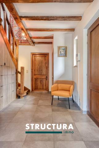 In een rustige en residentiële buurt nabij het centrum van Peizegem bevindt zich deze ruime en perfect onderhouden gezinswoning op een perceel van maar liefst 9a67ca. De woning geniet van een hoge mate van privacy, een prachtig open zicht achteraan en een ideale ligging op een steenworp van Buggenhoutbos.Indeling- Gelijkvloers: U wordt verwelkomd in een ruime inkomhal met gastentoilet. De lichtrijke leefruimte geniet dankzij de grote raampartijen van een aangename connectie met de tuin en het omliggende groen. Aansluitend bevindt zich een bijzonder ruime, high end leefkeuken met eethoek. Verder beschikt het gelijkvloers over een bureau, een polyvalente ruimte met tal van mogelijkheden (praktijk, kantoor, hobbyruimte, vrij beroep, ...) en een badkamer. Het volledige gelijkvloers werd grondig gerenoveerd in 2004.- Eerste verdieping: Via de nachthal bereikt u vier ruime slaapkamers, afgewerkt met stijlvolle parketvloeren. Daarnaast vindt u hier een afzonderlijk toilet. - Ruime zolder, te bereiken via valtrap- Buitenruimte: De mooi aangelegde tuin vormt een oase van rust en privacy. Op het ruime terras geniet u volop van het zicht op het achterliggende groen. Een grote garage met praktische zolderverdieping biedt extra opslag- en werkruimte. De oprit biedt plaats voor verschillende wagens. Karakteristieken- Bewoonbare oppervlakte: ca. 320 m²- Uitstekende staat van onderhoud- Pelletkachel van het merk Piazzetta- 22 zonnepanelen, met groenestroomcertificaten geldig tot eind 2029- Aangelegde tuin met ruim terras- Vrij vanaf 15/01/2027- Maatregelen in het maatregelenregister: neeBent u op zoek naar een ruime, instapklare woning met karakter, privacy en tal van mogelijkheden voor wonen én werken? Dan is deze unieke eigendom in Peizegem absoluut een bezoek waard. Contacteer ons vandaag nog via 02 460 80 46 of info@structura.be voor meer informatie of een persoonlijke rondleiding en ontdek zelf de troeven van deze uitzonderlijke woning.